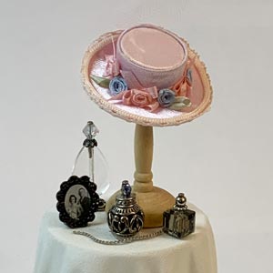 Chapeau miniature et flacons de parfum – Accessoires décoratifs pour maison de poupée au 1/12