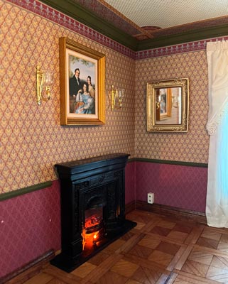 Cheminée lumineuse du salon miniature Blue Cottage