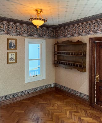 Hall éclairé de la maison de poupée victorienne